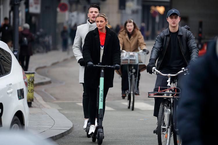 
    Hvis flere stiger på de eldrevne køretøjer, kan det skabe usikkerhed på cykelstien blandt især børn og ældre cyklister.   Foto: Jens Dresling/POLFOTO