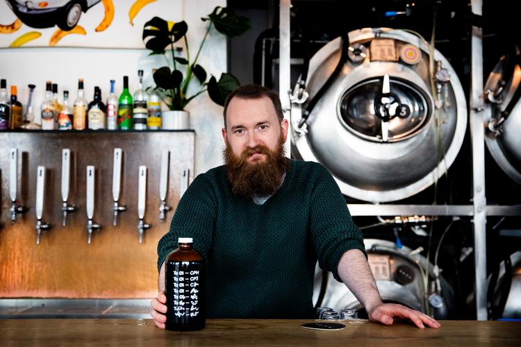 Mikrobrygger Tore Gynther foretrækker cider eller lys og meget frisk øl for tiden.
   Foto: Finn Frandsen/POLFOTO