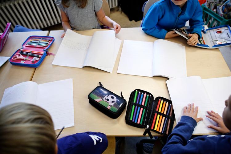 Forældre skal kunne trumfe kommunen og bestemme at at deres barn skal blive et år mere i børnehaven. Det mener Socialdemokratiet, Alternativet. Radikale Venstre, SF og Enhedslisten.    Foto: Jens Dresling/POLFOTO