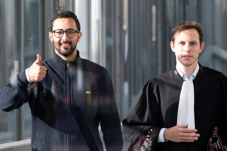 
    Spanish rapper Jose Miguel Arenas Beltran, also known as Valtonyc, left, gives the thumbs up as he leaves the courthouse in Ghent, Belgium, Monday, Sept. 17, 2018. A Belgian court has ruled that Spanish rapper Valtonyc should not be sent back to Spain, where he was sentenced to prison accused of writing lyrics that praise terror groups and insult the royal family. (AP Photo/Virginia Mayo)
   Foto: Virginia Mayo/Ritzau Scanpix