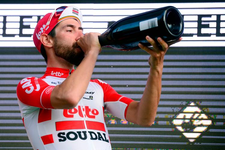 Thomas De Gendt slukker tørsten efter sin pragtpræstation på 1. etape i Volta a Catalunya. Foto: Josep Lago/Ritzau Scanpix
