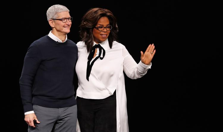 Apples direktør Tim Cook kunne mandag præsentere IT-gigantens nye streamingtjeneste Apple TV+. Tjenesten vil indeholde originalt produceret indhold blandt andet flere dokumentarer fra talkshow-værten Oprah Winfrey.  Foto: Stephen Lam/Ritzau Scanpix