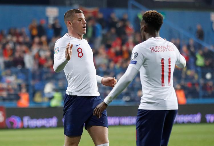 To af Englands mål blev scoret af Ross Barkley (tv.), men mere imponerende var Callum Hudson-Odoi, der startede inde på landsholdet, inden han har prøvet at være i Chelseas startopstilling. Foto: Carl Recine/Ritzau Scanpix
