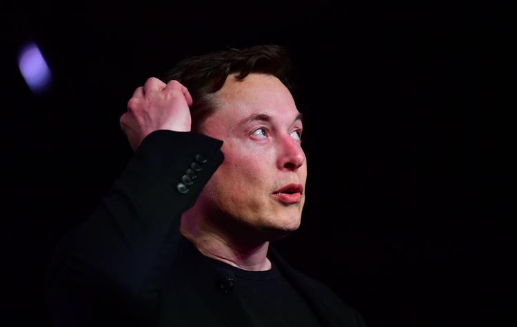 Elon Musk i færd med at demonstrere den kommende Model Y.
   Foto: Frederic J. Brown/Ritzau Scanpix