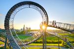På en rundtur i Ruhr-distriktet kan man bl.a. komme forbi kunstinstallationen Tiger & Turtle af Heike Mutter og Heinrich Genth. Her fra er der udsigt til Duisburgs centrum og langs Rhinen mod Düsseldorf til omegnens nedlagte fabriksanlæg. Foto: Francesco Carovillano