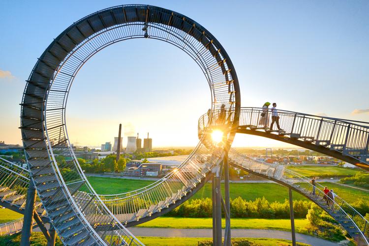 På en rundtur i Ruhr-distriktet kan man bl.a. komme forbi kunstinstallationen Tiger & Turtle af Heike Mutter og Heinrich Genth. Her fra er der udsigt til Duisburgs centrum og langs Rhinen mod Düsseldorf til omegnens nedlagte fabriksanlæg. Foto: Francesco Carovillano