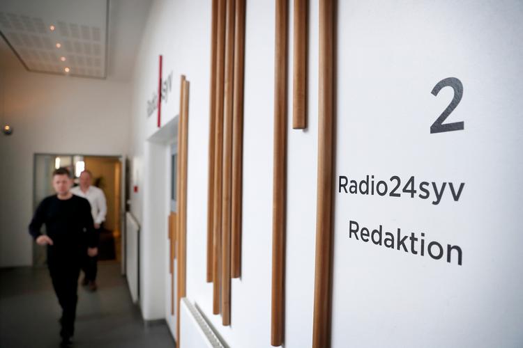 »Vi ønsker kun at fortsætte Radio24syv, så vi vil sove med støvlerne på. Men indtil videre må vi altså strække våben og acceptere, at Dansk Folkeparti har vundet kampen og reelt umuliggjort vores fortsatte virke«, skriver PeopleGroup. Foto: Jens Dresling/POLFOTO