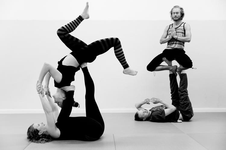 På 10-øren har man hver sommer kunnet prøve kræfter med yogaens mange forskellige former. Bl.a akro-yoga. - Foto: Peter Hove Olesen (arkiv) Foto: Peter Hove Olesen/POLFOTO