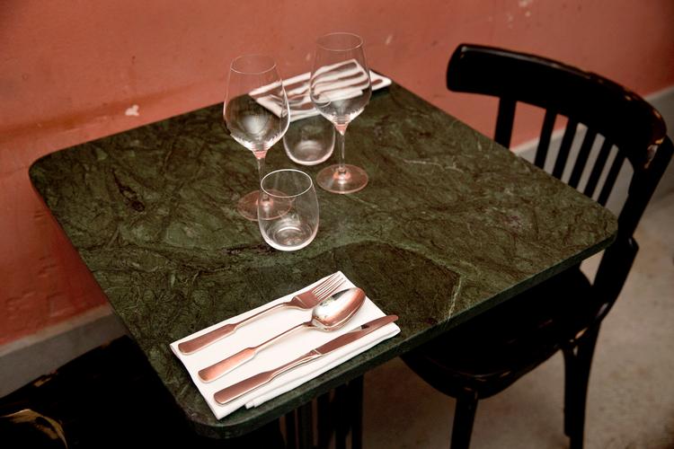 »Er det okay at stoppe tjeneren, når denne er i gang med at fortælle meget udførligt om den vin, du har fået i glasset?«, spørger klummeskribenten. Og svarer selv.
   Foto: Jacob Ehrbahn/POLFOTO