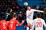 Langt inde i overtiden scorede Henrik Dalsgaard sit første mål på landsholdet, da han hoppede højere end den schweiziske målmand Yann Sommer.
   Foto: Fabrice Coffrini/Ritzau Scanpix