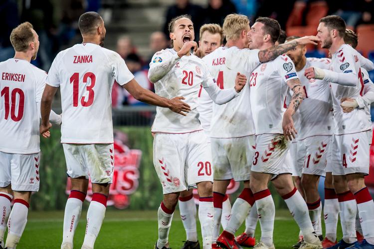Jublen var kolossal, da Danmark fik udlignet til 3-3 efter at have været bagud 3-0.
   Foto: Mads Claus Rasmussen/Ritzau Scanpix