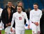 
Målscorerne Mathias Zanka Jørgensen (tv.) og Henrik Dalsgaard (th.) kunne smile bredt, da de sammen med Christian Eriksen glædede sig over den fantastiske slutspurt med tre scoringer.
   Foto: Lars Poulsen/POLFOTO