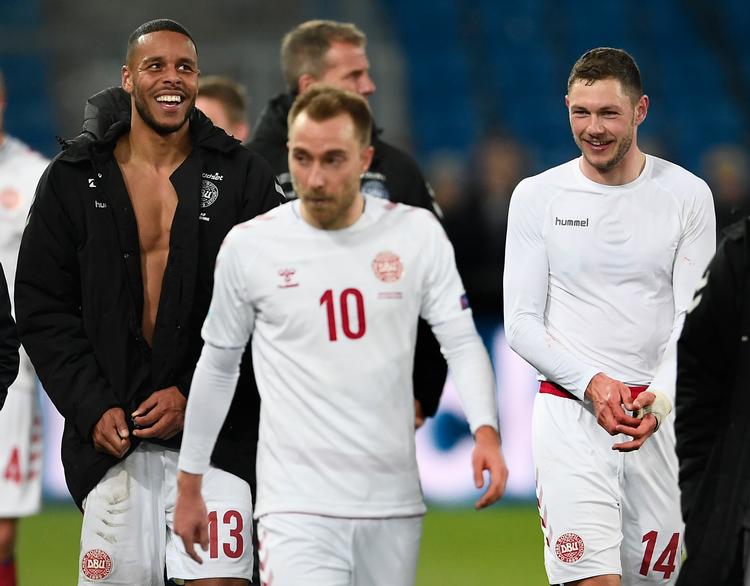 
Målscorerne Mathias Zanka Jørgensen (tv.) og Henrik Dalsgaard (th.) kunne smile bredt, da de sammen med Christian Eriksen glædede sig over den fantastiske slutspurt med tre scoringer.
   Foto: Lars Poulsen/POLFOTO