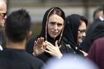 New Zealands premierminister, Jacinda Ardern, er blevet hyldet for sin håndtering og reaktion på angrebene, hvor 50 mennesker blev skudt af en hvid, australsk mand. Siden angrebene er interessen for at flytte til New Zealand steget, viser nye tal. Foto: Marty Melville/Ritzau Scanpix