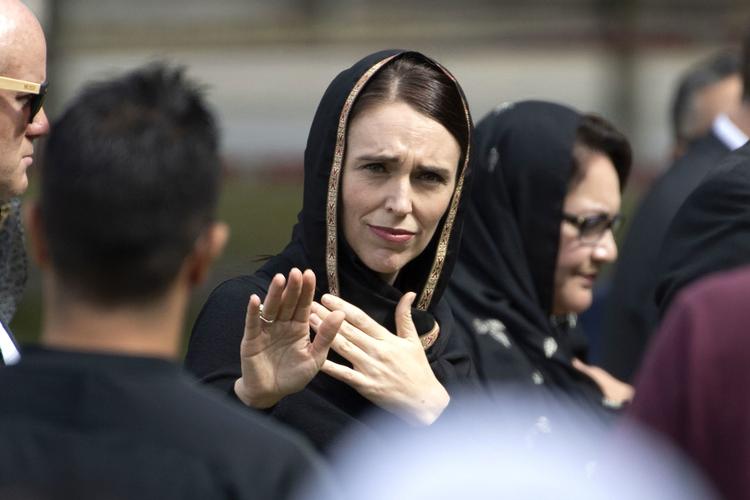 New Zealands premierminister, Jacinda Ardern, er blevet hyldet for sin håndtering og reaktion på angrebene, hvor 50 mennesker blev skudt af en hvid, australsk mand. Siden angrebene er interessen for at flytte til New Zealand steget, viser nye tal. Foto: Marty Melville/Ritzau Scanpix