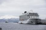 Krydstogtskibet Viking Sky havde 1373 personer om bord, da det nødstedte, hvoraf 915 personer var passagerer. 36 personer har været til behandling på sygehuset, mens ni personer onsdag morgen fortsat er indlagt. Foto: Pedersen, Terje/Ritzau Scanpix