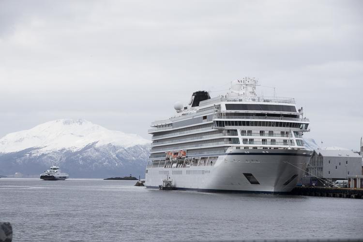 Krydstogtskibet Viking Sky havde 1373 personer om bord, da det nødstedte, hvoraf 915 personer var passagerer. 36 personer har været til behandling på sygehuset, mens ni personer onsdag morgen fortsat er indlagt. Foto: Pedersen, Terje/Ritzau Scanpix