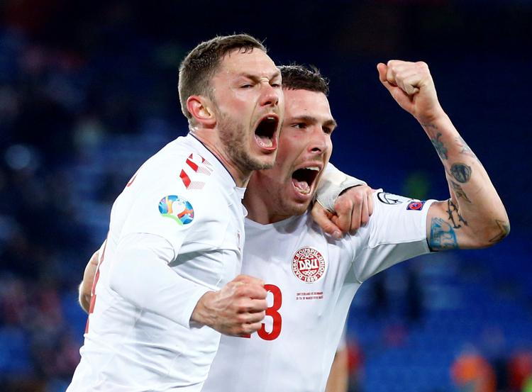 
    Soccer Football - Euro 2020 Qualifier - Group D - Switzerland v Denmark - St. Jakob-Park, Basel, Switzerland - March 26, 2019 Denmark's Henrik Dalsgaard celebrates scoring their third goal with Pierre-Emile Hojbjerg REUTERS/Arnd Wiegmann TPX IMAGES OF THE DAY
   Foto: Arnd Wiegmann/Ritzau Scanpix