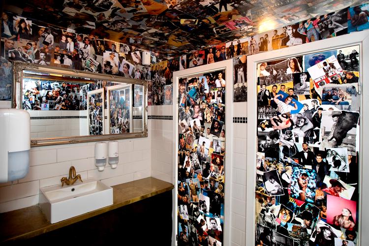 Kampen om at skille sig ud på Københavns restaurantscene spidser til, og nu er turen nået til toiletterne, der bliver mere og mere spektakulære.  Her ses det boyband-tapetserede toilet hos Pluto i Borgergade, der var blandt de første til at gøre alvor af toiletindretningen.
   Foto: Finn Frandsen/POLFOTO