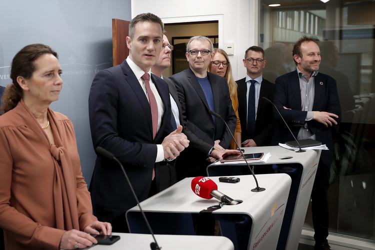 Liberal Alliances May-Britt Buch-Kattrup, erhvervsminister Rasmus Jarlov (K), Socialdemokraternes Morten Bødskov, DF's Hans Kristian Skibby, SF's Lisbeth Bech Poulsen, Venstres Torsten Schack Pedersen og Radikale Venstres Martin Lidegaard præsenterede onsdag en aftale, der skal bekæmpe financiel kriminalitet. 
   Foto: Jens Dresling/POLFOTO