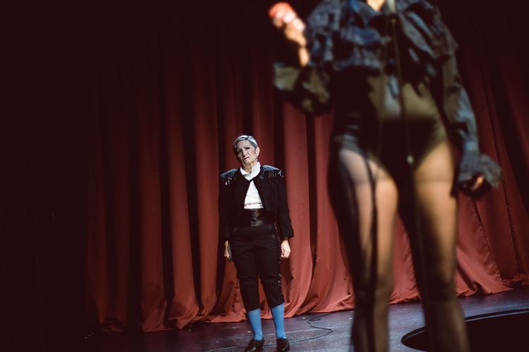 Det feministiske fletteri er ikke nyskabende nok i Sort/Hvids fortolkning af 'Frit Flet', mener deltager på Politikens Kunstkritikerskole Stine Nørgaard Lykkebo. Pr-foto. 