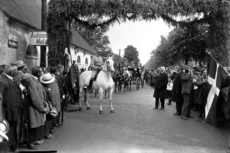 Politikens fotograf Holger Damgaard var til stede, da kong Christian X red over grænsen i Sønderjylland i anledning af Sønderjyllands genforening med Danmark i 1920.
 Foto: Holger Damgaard/POLFOTO