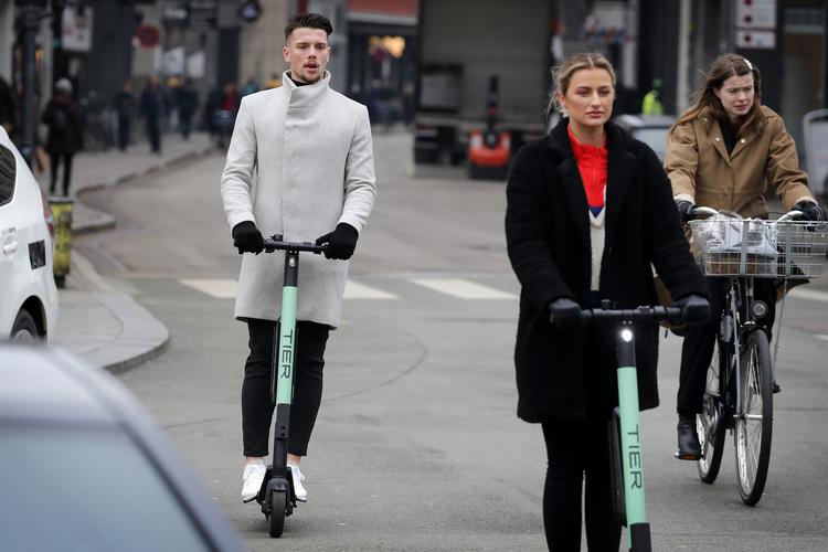 I første omgang har el-løbehjulene været forbeholdt hovedstaden, men nu har Aarhus Kommune indgået en aftale med den svenske virksomhed Voi, der som et toårigt forsøg vil udleje 150 elektriske løbehjul i Aarhus. Foto: Jens Dresling/POLFOTO