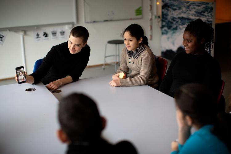 Hver fredag sender Marie Hvidtfeldt Bedsted en snapchat til thailandske Mint sammen med de elever i klassen, der kender den udviste pige. Foto: Peter Hove Olesen/POLFOTO