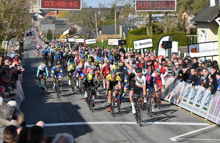 Sådan tog det sig ud, da Nicolai Brøchner vandt 1. etape i Normandiet Rundt. Nu er deanskeren tilbage i førertrøjen. Foto: CB2000. 