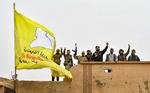 Oprørskrigere fra De Syriske Demokratiske Styrker fotograferet i søndags, efter at den sidste IS-kontrollerede by, Baghouz, i det østlige Syrien er blevet erobret.  Foto: Giuseppe Cacace/Ritzau Scanpix