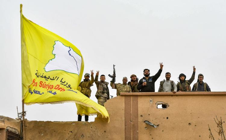 Oprørskrigere fra De Syriske Demokratiske Styrker fotograferet i søndags, efter at den sidste IS-kontrollerede by, Baghouz, i det østlige Syrien er blevet erobret.  Foto: Giuseppe Cacace/Ritzau Scanpix