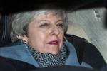 Der blev sagt 'nej' hele otte gange i det britiske parlament i går. Her ses May på vej til afstemningen.  Foto: Daniel Leal-olivas/Ritzau Scanpix