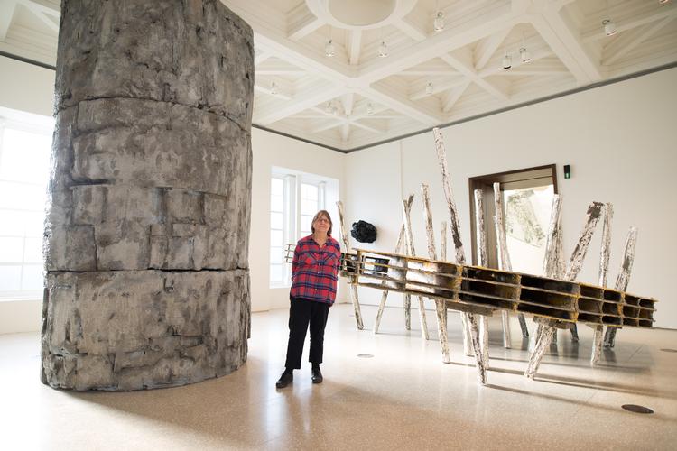 De to skulpturer, ‘untitled: barrel’ og ‘untitled: shadowplatform’, handler begge og form, fylde og tilstedeværelse – her med kunstneren Phyllida Barlow i midten. Foto: © Royal Academy of Arts, London. Photography: David Parry. Artwork: Courtesy the artist and Hauser & Wirth. © Phyllida Barlow