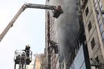 Ifølge avisen Daily Star har man set seks mennesker falde fra bygningen, tilsyneladende i et forsøg på at slippe væk fra flammerne. Foto: Mohammad Ponir Hossain/Ritzau Scanpix