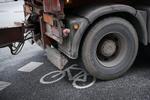 Politiet og en bilinspektør arbejder på Ny Carlsbergvej i københavn efter en højresvingsulykke.
   Foto: Jens Dresling/POLFOTO