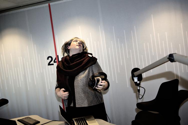 'Den korte radioavis' med satirefiguren Kirsten Shiøtz Kretz Hørsholm i spidsen har flere gange ringet til Amalie Have for at konfrontere hende med, hvad de opfatter, som dobbeltmoral. For mange gange, mener Amnesty. Foto: Joachim Adrian/POLFOTO