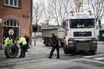 Lastbilen, der ramte offeret, blev efter ulykken undersøgt af en af politiets bilinspektører. Foto: Jens Dresling/POLFOTO