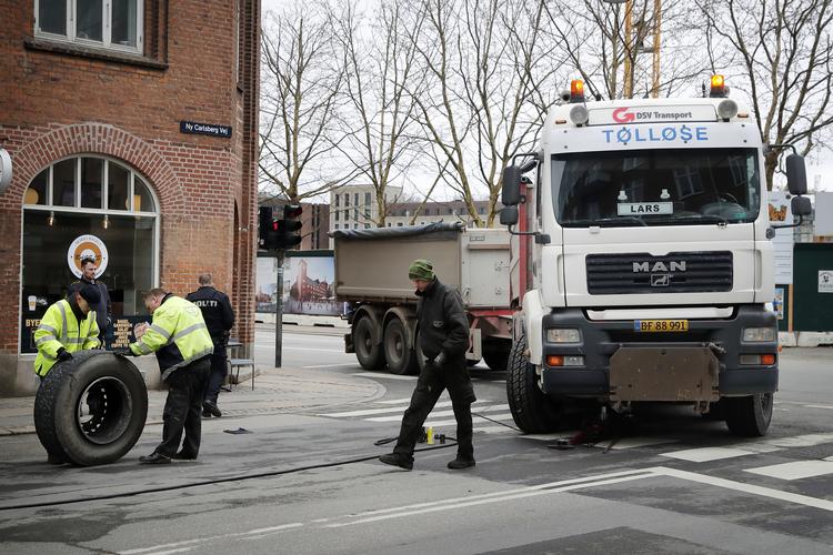 Lastbilen, der ramte offeret, blev efter ulykken undersøgt af en af politiets bilinspektører. Foto: Jens Dresling/POLFOTO