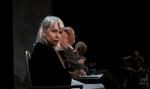 Marika Lindström sidder smukt fast i rollen som A, der er ved at blive dement i Lars Noréns 'Andante'. Foto: Bobo Ericzén
