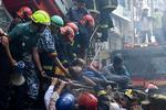 Brandmænd redder en mand ud fra brændende kontorbygning i Dhaka. Foto: Munir Uz Zaman/Ritzau Scanpix