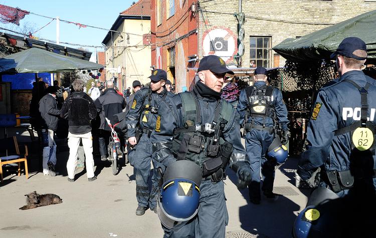 I marts 2014 rykkede politiet ind på Pusher Street og slog til mod det ulovlige hashmarked. Op mod 80 blev anholdt på og uden for Christiania. 

 

 
   Arkivfoto Mik Eskestad