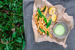 Panisse er en slags sprøde kikærtefritter, som her serveres med ramsløgsdyppelse. Foto: Eva Helbæk Tram