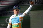 Miguel Angel Lopez hyldes på podiet efter både at have vundet etapen og erobret førertrøjen i Volta a Catalunya. 