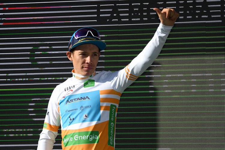 Miguel Angel Lopez hyldes på podiet efter både at have vundet etapen og erobret førertrøjen i Volta a Catalunya. 