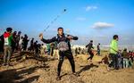 Palæstinensisk aktivist ved grænsen til Israel sidste fredag. Hamas og Israel forhandler om at undgå en eksplosion lørdag. Foto: Said Khatib/Ritzau Scanpix