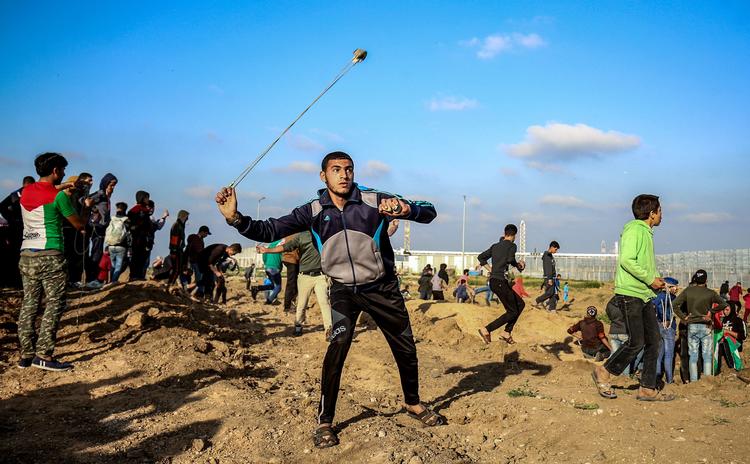 Palæstinensisk aktivist ved grænsen til Israel sidste fredag. Hamas og Israel forhandler om at undgå en eksplosion lørdag. Foto: Said Khatib/Ritzau Scanpix