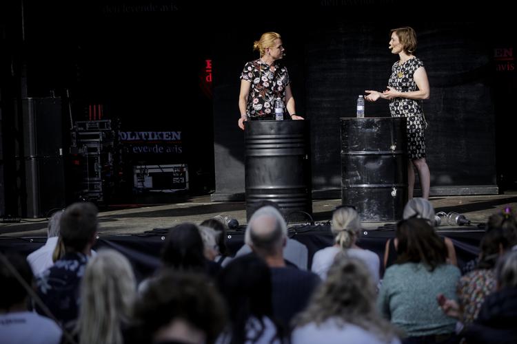 Folkemødet lader meninger brydes som her, hvor integrationsminister Inger Støjberg diskuterer med Anne-Lise Marstrand Jørgensen, der er en af Venligboernes stemmer i debatten om udlændingene i Danmark. Foto: Mads Nissen/POLFOTO