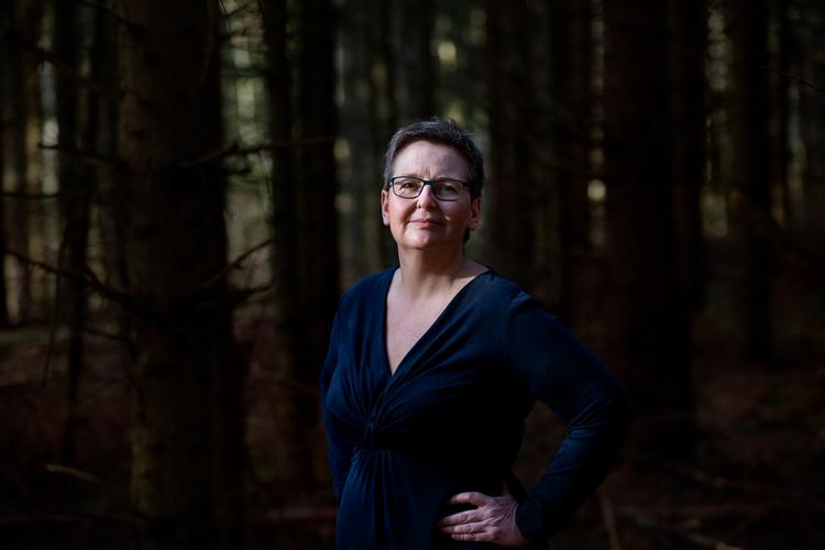 Når I professionelle, der arbejder med vores veteran, går hjem efter en lang dag, så fortsætter vi. Vi er der 24 timer i døgnet, 365 dage om året. Og er vi der ikke fysisk, har vi mobiltelefonen klistret til hånden – ligesom vi havde, da han var udsendt som soldat. Foto: Finn Frandsen/POLFOTO