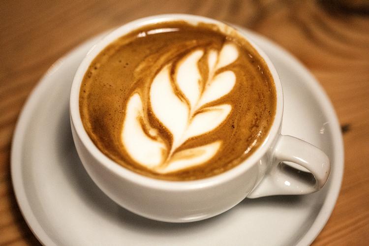 Københavnere drikker  ikke caffe latte, skriver Listen: »Vi drikker single estate americano med svensk havremælk, tak«
   Foto: Ivan Boll/POLFOTO