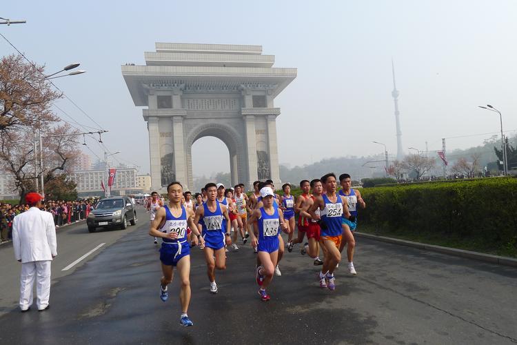Nordkoreanerne er ret glade for maraton, siger Simon Cockerell fra Koryo Group. Det er trods alt en sportsgren, der ikke kræver meget mere end et par løbesko og en lang distance, og lange distancer har Nordkorea masser af. Løbesko, som vi kender dem, er måske en anden sag, men ifølge Associated Press har Kim Jong-un instrueret de lokale skoproducenter i at »nærstudere sko fra hele verden og lære fra dem«.  Foto: Koryo Group